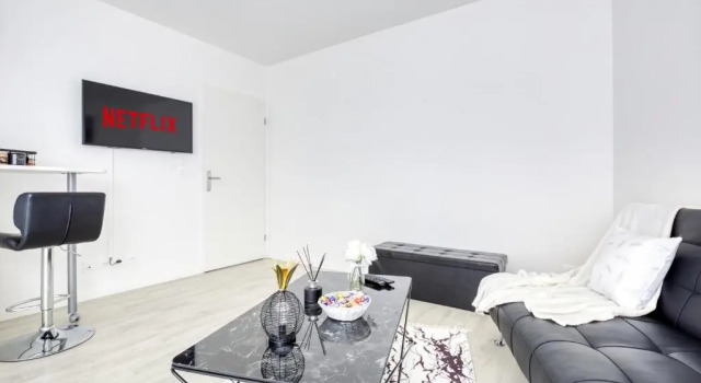Studio élégant style black&white 5min gare Poissy, Book Hotel Poissy Yvelines