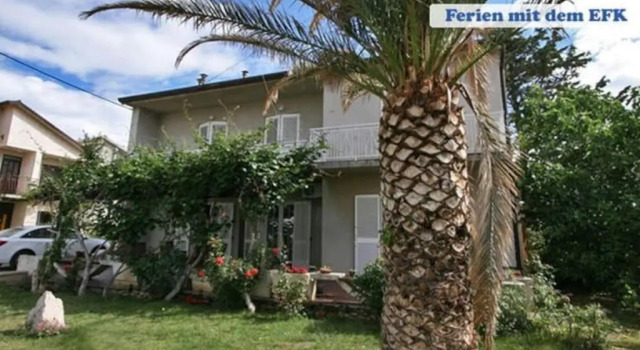 Апартаменты Centrally located apartment for 16