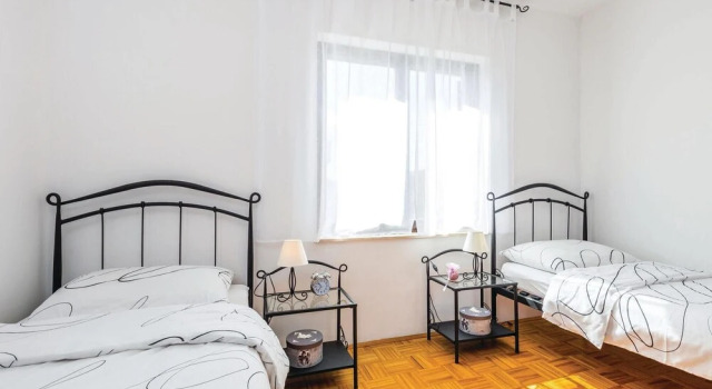 Beautiful Home in Jadranovo With Wifi and 2 Bedrooms, Забронировать Отель Отели Приморско-Горанской жупания с парковкой, Парковка