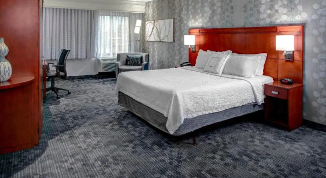 Двухместный люкс c 1 комнатой с балконом Courtyard by Marriott Richmond North