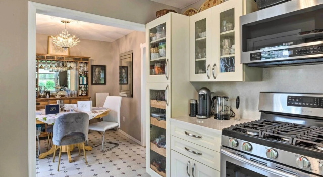 Коттедж Cute East Hampton Cottage w/ Patio - Walk to Beach