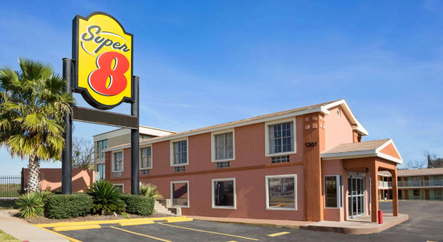Super 8 by Wyndham Austin Downtown/Capitol Area, Забронировать Мини-отель Отели Остина с завтраком, рядом с Our Lady of Guadalupe Church, Завтраки