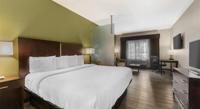 Двухместный люкс Best Western Plus Franciscan Square Inn & Suites Steubenville