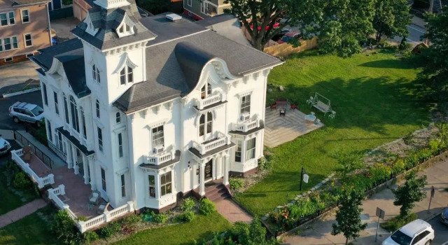 The Wedding Cake House, Забронировать Отель «постель и завтрак» Провиденс штат Род-Айленд