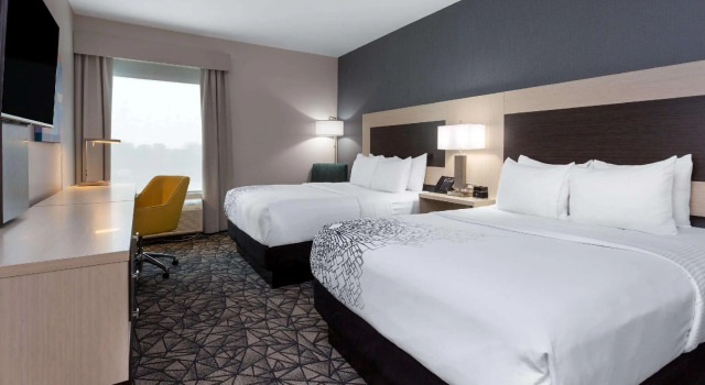 Четырёхместный номер Standard La Quinta Inn & Suites by Wyndham Shorewood