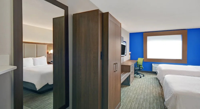Четырёхместный номер Standard Holiday Inn Express Marshall by IHG