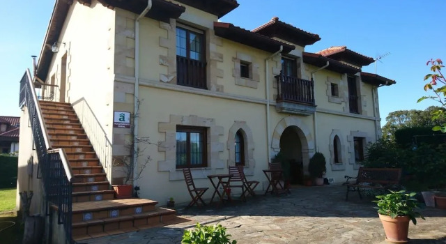 Posada El Jardin, Забронировать Отель Отели Сантильяна-дель-Мар с парковкой, рядом с Музей инквизиции, Парковка