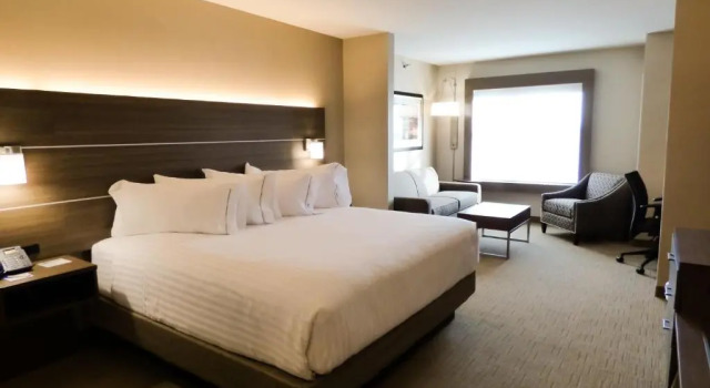 Двухместный номер Communication Accessible Deluxe Holiday Inn Express & Suites Plymouth - Ann Arbor Area by IHG