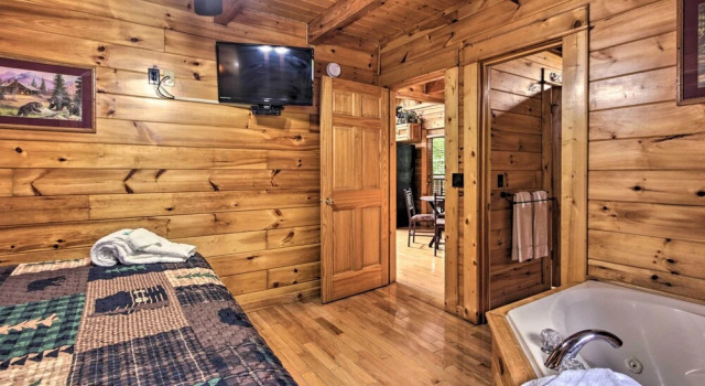 Коттедж Romantic Mountain Getaway: Cabin w/ Hot Tub!