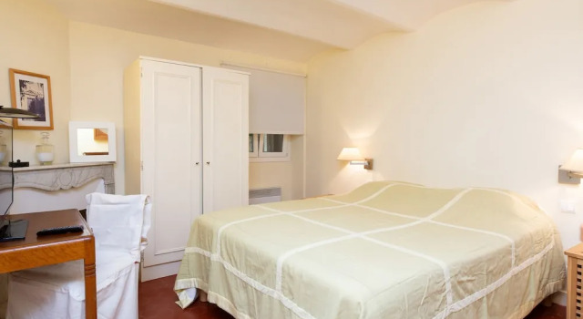 3P en rez de jardin d'un maison bourgeoise, Забронировать Отель Pointe Croisette 