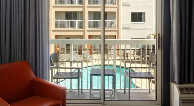 Четырёхместный номер Standard с балконом Courtyard by Marriott Myrtle Beach Broadway