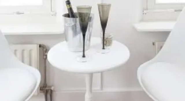 Jordaan Suite bed and bubbles