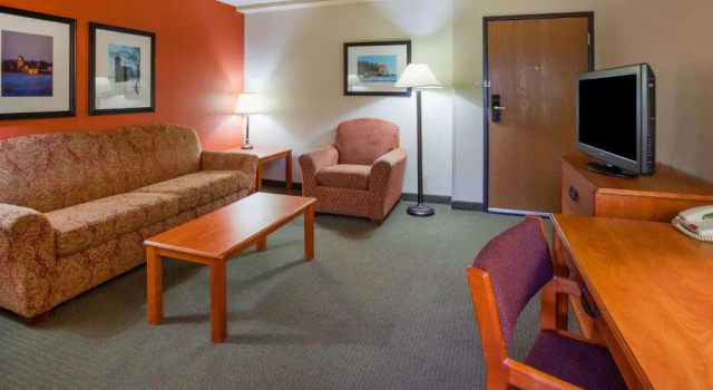 Двухместный люкс Deluxe AmericInn by Wyndham Wetmore Munising
