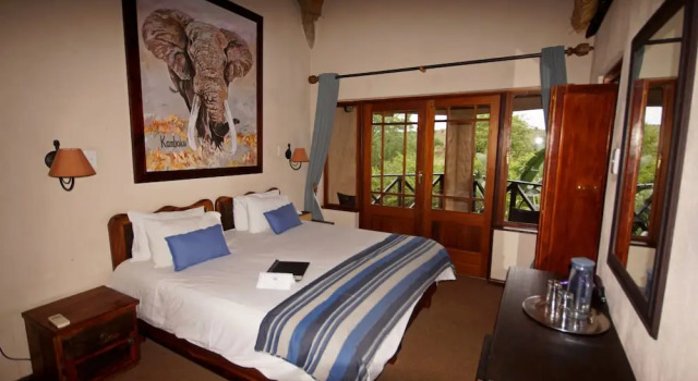 Номер Standard с балконом и с видом на реку Crocodile Kruger Safari Lodge