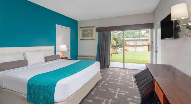 Standard Zimmer Howard Johnson by Wyndham Athens