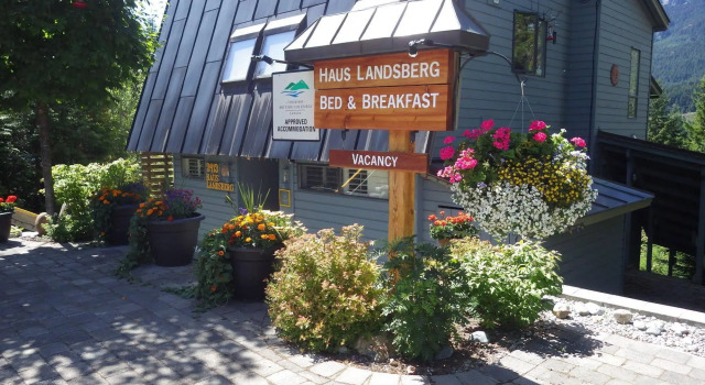 Haus Landsberg B&B, Buchen Sie Bed & Breakfast Alta Lake British Columbia