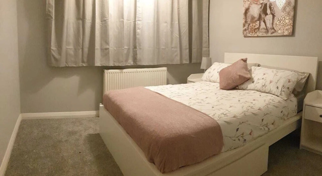 Cosy 3 bedroom residential house, private garden, 30 minutes from Alton Towers, 5 minute walk to Trentham Gardens, Забронировать Отель Сток-он-Трент Стаффордшир