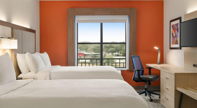 Четырёхместный номер Standard Holiday Inn Express & Suites Mt. Pleasant by IHG