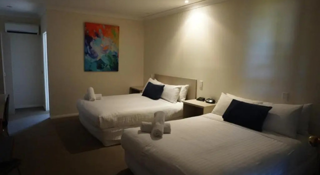 Четырёхместный номер Deluxe Lincoln Cottage Motor Inn