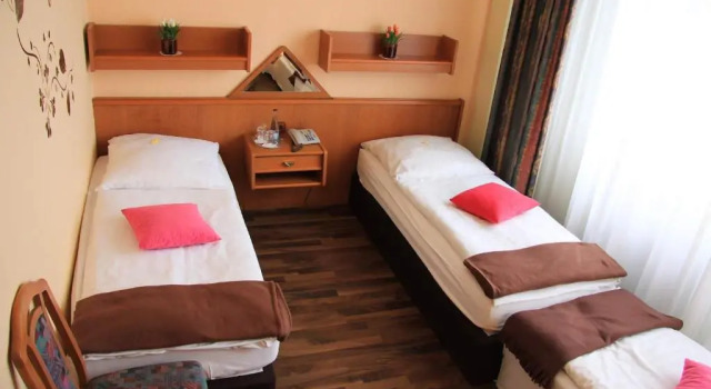Трёхместный номер Standard Hotel Columbia Berlin am Platz der Luftbrücke