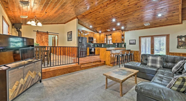 2 Decks & Game Room: Expansive Family Cabin