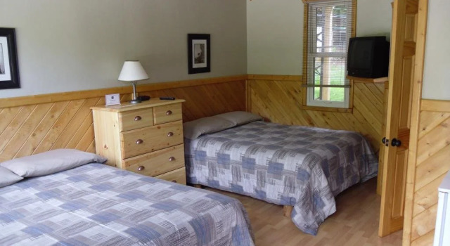 Peacock Villa Motel, Book Motel Tobermory Bruce County