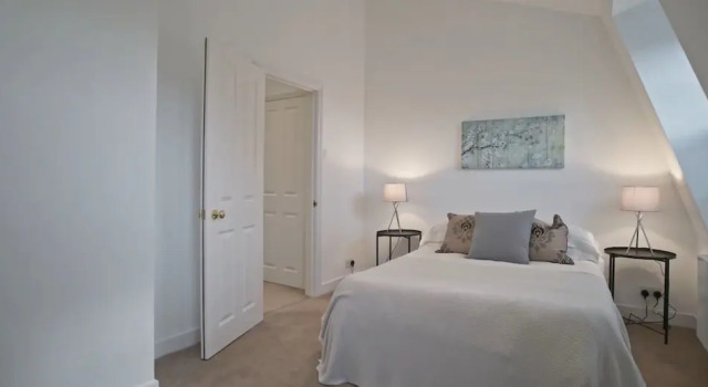 Lovely 5-bed House in London, Забронировать Отель Отели Англии 3 звезды, 3*