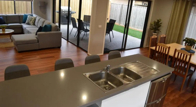 The Bentley - 5 bdrms, 3 bthrm, Sleeps 12, WiFi, Linen, Book Hotel Cowes 