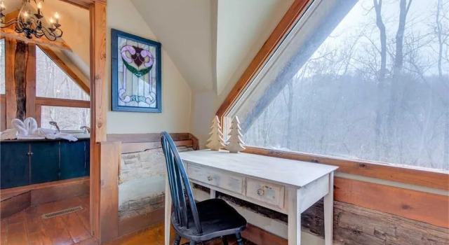 Blessed Beyond Measure, 2 Bedrooms, Hot Tub, WiFi, Pool Table, Sleeps 7