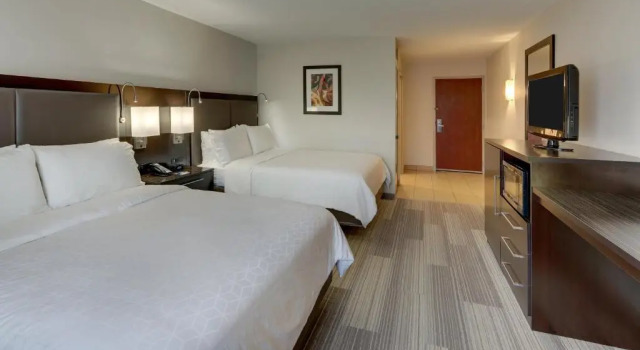 Четырёхместный номер Standard Holiday Inn Express Hotel & Suites Dayton-Centerville by IHG