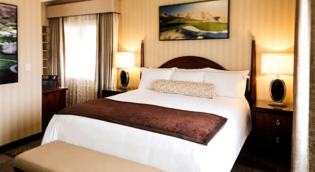 Люкс с балконом Eureka Casino Resort