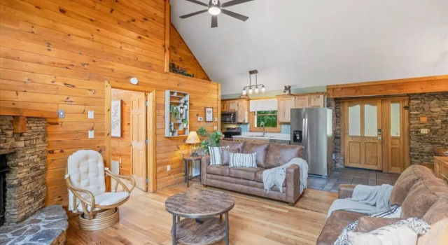 1 min to the Parkway SPACIOUS cabin w 3 master suites & 4th bedroom