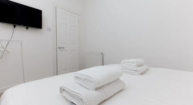 Bright 1BR Main Door, Festival, Apartment for 3