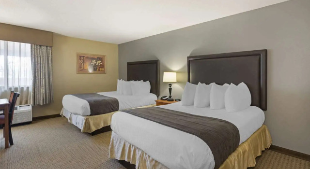 Quality Inn & Suites Historic St. Charles, Забронировать Отель Отели Иллинойс 3 звезды, 3*
