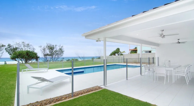 Sentosa at Tugun Beachfront Holiday Home, Prenota Casa vacanze Hotel a Queensland con parcheggio, Parcheggio