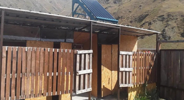 Кровать в общем номере Snoveli Kazbegi