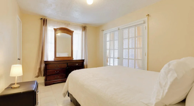 Коттедж Houston Area Home w/ Yard - 5 Mi to Sugar Lakes!