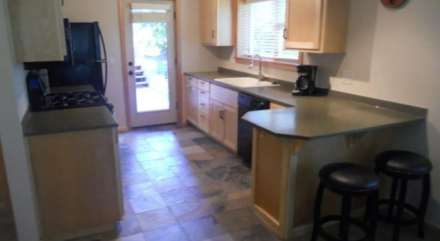 Hutson's Hideaway 1 Bedroom 1 Bathroom Apts, Prenota Hotel Hood River Columbia River Gorge
