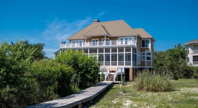 Eastland House by Peace Vacations, Reserva ahora Casa o chalet Hoteles en Debordieu Colony con aparcamiento, Aparcamiento