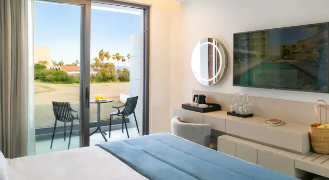 Номер Superior Mercure Larnaca Beach Resort