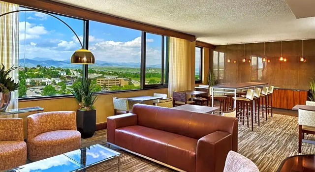 Четырёхместный клубный номер Standard Sheraton Denver West Hotel