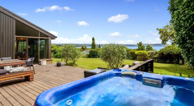 The Bird House - Kawaha Point, Rotorua. Stylish six bedroom home with space, views and relaxed atmosphere, Boek Hotel Rotorua 