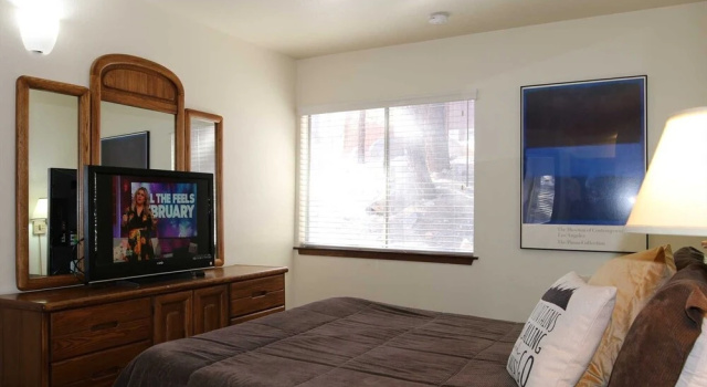 Mammoth S #120 4 Bedroom Condo, Забронировать Дом для отпуска Маммот-Лейкс Маммот, рядом с Гондольный подъемник Вилидж