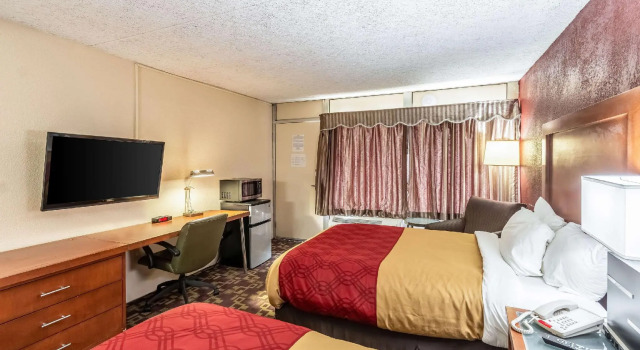 Четырёхместный номер Standard Econo Lodge Zanesville Downtown