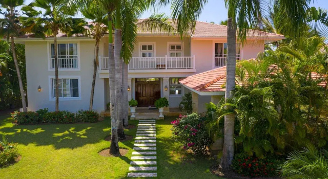 5-star villa near Playa Blanca Beach, Book Villa Hoteller i Veron med parkering, Parkering