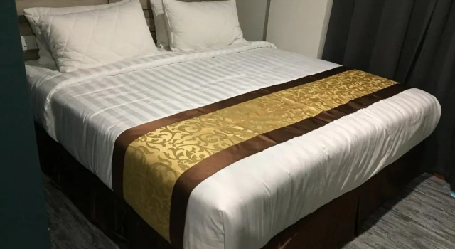 Luksusowy dwuosobowy pokój Meriton Inn Hotel