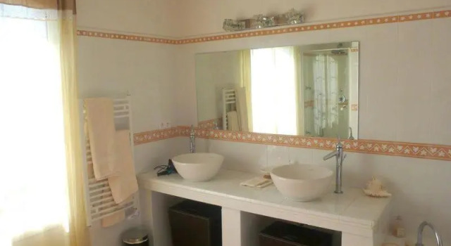 Люкс с балконом и с красивым видом из окна Chambre dhôtes "La Bastide des Eucalyptus"