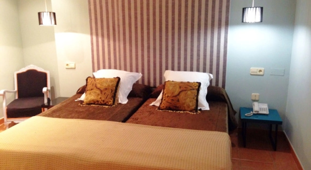 Семейный номер Standard с балконом Hotel Patilla Ciudad de Requena