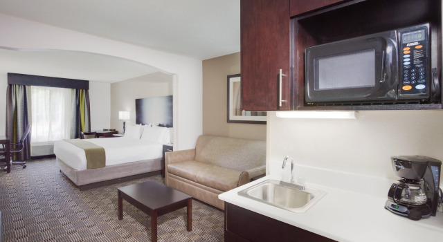 Holiday Inn Express Hotel & Suites Mebane, จอง โรงแรม Mebane นอร์ทแคโรไลนา
