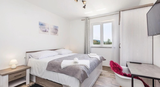 Beautiful Home in Supertarska Draga With 4 Bedrooms, Wifi and Outdoor Swimming Pool, Varaa Hotelli Hotellit Kvarner Islands uima-altaalla, Uima-allas